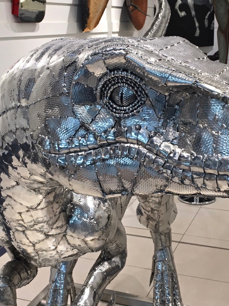 photo d'une sculpture de dinosaure en métal