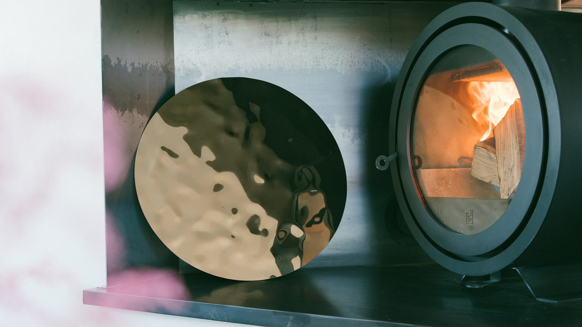 le miroir mirage à coté d'une cheminée