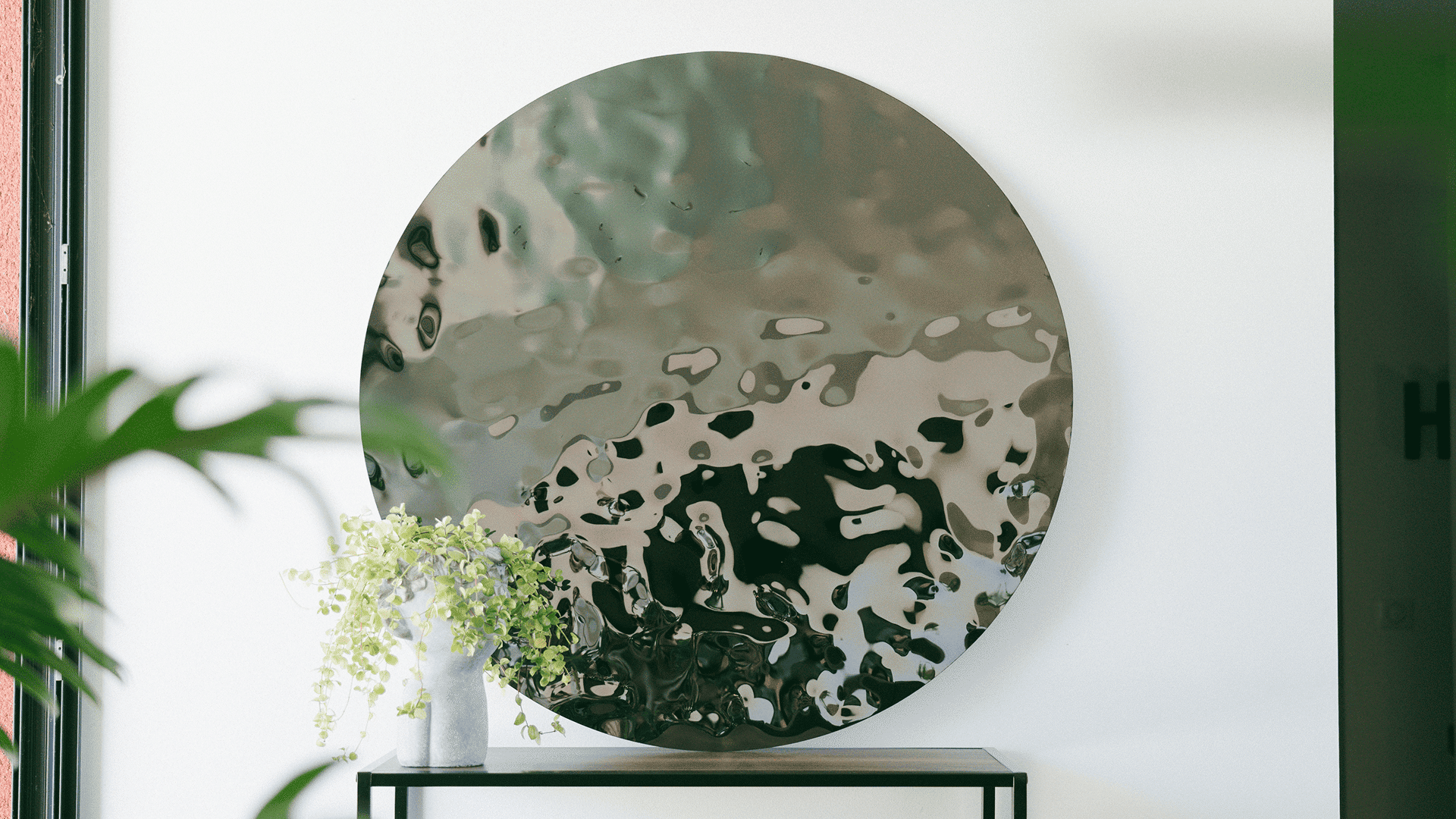 Miroir Mirage couleur noir sur table