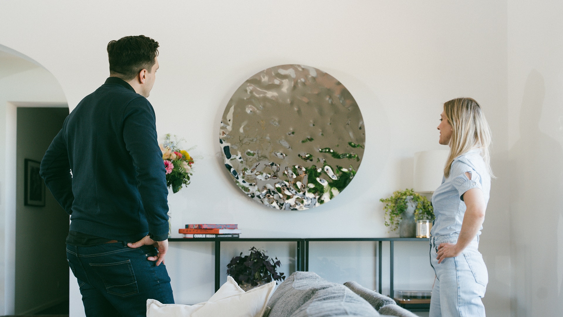 Couple contemplant un objet d'art qui est le miroir mirage
